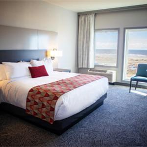洋滨市奎诺尔特海滩度假村及赌场酒店的一间酒店客房,设有一张大床和一个大窗户