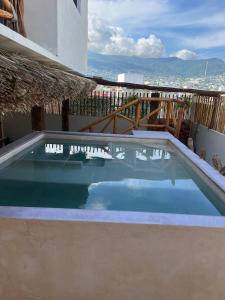 阿卡普尔科Hotel Casa-Noria Acapulco的屋顶上的游泳池
