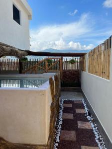 阿卡普尔科Hotel Casa-Noria Acapulco的阳台设有游泳池和木围栏。