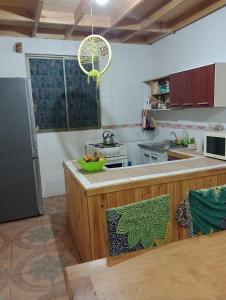 HorconCasa Tricahuelqui的厨房配有冰箱和台面