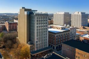 诺克斯维尔Embassy Suites By Hilton Knoxville Downtown的城市空中景观高楼