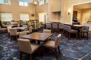 兰乔科尔多瓦Homewood Suites By Hilton Rancho Cordova, Ca的用餐室配有桌椅