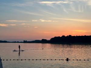 斯科尔茨Domek pod świerkami 1的日落时分在湖上划船的人