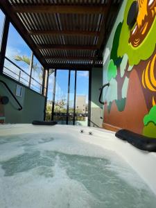 弗洛里亚诺波利斯Hospedaria da Lagoa的客房设有带壁画的大型游泳池。