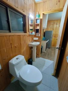 埃尔基斯科"Suite Dreams" Descanso Cerca del Mar的一间带卫生间和水槽的浴室