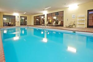 富兰克林Holiday Inn Express Hotel & Suites Franklin, an IHG Hotel的蓝色的大游泳池,位于酒店客房内