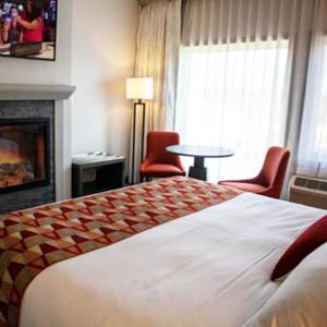 洋滨市奎诺尔特海滩度假村及赌场酒店的酒店客房设有一张大床和一个壁炉。