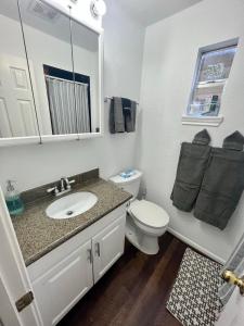 休斯顿Morse Cottage的白色的浴室设有水槽和卫生间。