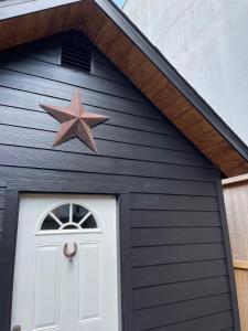 休斯顿Morse Cottage的车库门上方的一颗棕色大星