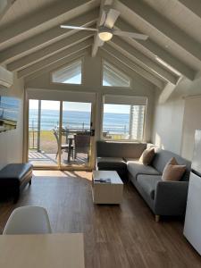 安特兰斯蓝礁湖海滩度假酒店的带沙发和吊扇的客厅