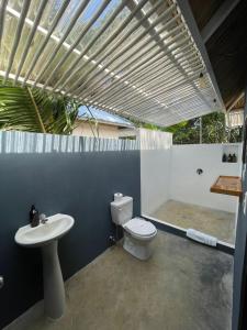 曼努埃尔安东尼奥Grand Park Manuel Antonio - Adults Only的一间带卫生间和水槽的浴室