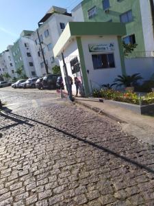 里约热内卢Margaça Condomínio Califórnia的站在建筑物前的人的影子