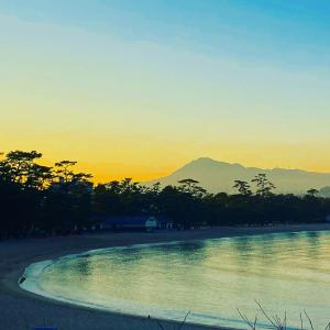 洲本市洲本家　SUMOTOYA的山 ⁇ 的海滩上的日落