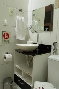 贝洛奥里藏特Recanto da Sol的一间带水槽和镜子的浴室
