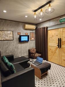 曼谷The Travellers House - Pet Friendly Accommodation的带沙发和电视的客厅