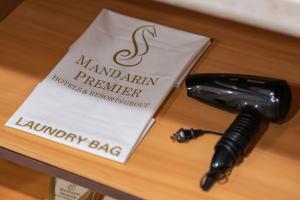 长滩岛Mandarin Nest Boracay的一张桌子上的电话,旁边是快乐的周年纪念袋