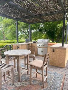 纳帕Ashe Vineyard By PHH Stays的一个带桌椅的庭院和一间厨房