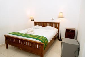 纳闽巴霍普伦迪绿色酒店的一间卧室配有一张床,上面有两条毛巾