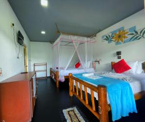埃拉Rainbow Sky Cottage的一间卧室配有两张床和梳妆台。