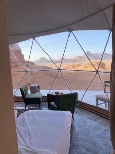 瓦迪拉姆Wadi Rum living camp的帐篷内享有沙漠景致的客房