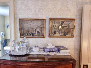 萨吉诺Montague Inn Bed & Breakfast的墙上两张带桌子的框图
