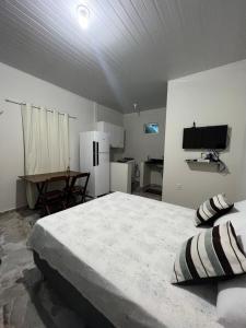 博阿维斯塔APARTAMENTO MOBILIADO的一间卧室配有一张大床和一张桌子