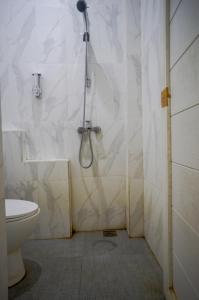 泗水OYO 93069 Penginapan Sumber Rizki的带淋浴和卫生间的浴室