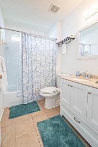 纳瓦拉Surfside Cottage near Navarre Beach的浴室配有卫生间、盥洗盆和淋浴。