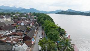 琅勃拉邦Mekong Chidlatda Villa的水体旁城镇的景色