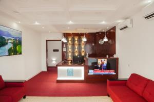 达累斯萨拉姆Hotel Totara的大堂设有2张红色的沙发和1台电视