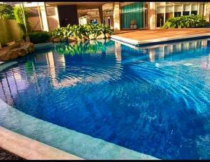 马尼拉Best Staycation - Kasara De Ulap C5 Pasig的一座蓝色的无边游泳池