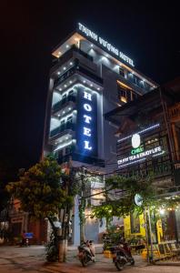 奠边府市HoTel Thịnh Vượng的建筑的侧面有蓝色标志