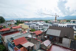 奠边府市HoTel Thịnh Vượng的城市的顶部景观,建筑和起重机