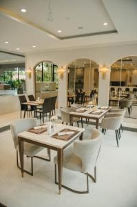 合艾Carrara Hotel Hatyai的用餐室设有桌椅和窗户。