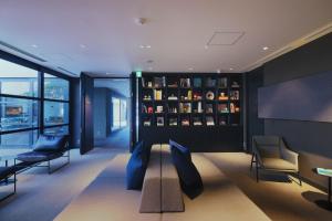 京都KABIN Kyoto的客厅配有沙发、椅子和电视