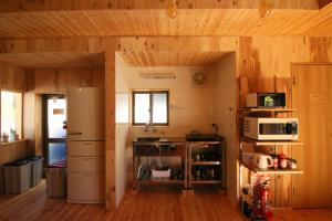 高山宿川之中的鱼旅馆的铺有木地板,设有木墙和厨房。