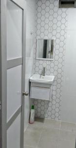 波德申PD ROOM STAY的白色的浴室设有水槽和镜子