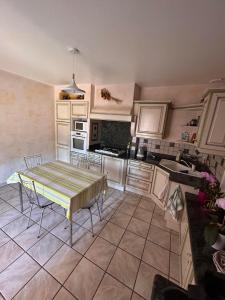 Bas-en-BassetChambres des arrys的厨房配有桌椅