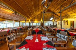 OlolaimutiekSentrim Mara Lodge的餐厅配有桌椅和红色桌布