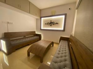 蓬蒂切里La Tamara Luxury的带沙发和长凳的客厅