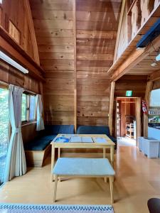 白马村Yukiita Lodge的客厅配有桌子和沙发
