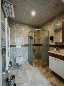 伊兹密尔Punta Vista Otel的带淋浴和盥洗盆的浴室