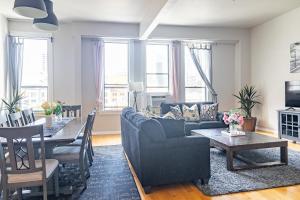 圣地亚哥Greely Gaslamp - Loft W Parking & 4 Beds #401的客厅配有沙发和桌子