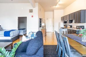 圣地亚哥Greely Gaslamp - Loft W Parking & 4 Beds #401的客厅以及带沙发和桌子的厨房。