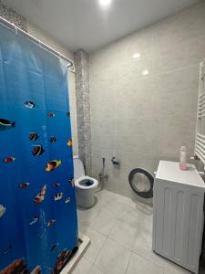 第比利斯Guesthouse Chrdili的浴室设有蓝色的淋浴帘,上面有鱼