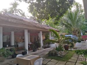 桑坦德Melbas Homestyle Resort & SPA的房屋的庭院,配有桌椅