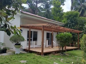 桑坦德Melbas Homestyle Resort & SPA的庭院中带木甲板的房子