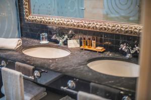 拉斯卡尔达斯Gran Hotel Las Caldas by blau hotels的浴室设有2个水槽和镜子