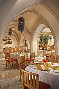 开罗开罗万豪酒店及奥马尔海亚姆赌场的一个带桌椅的用餐室和一个拱门