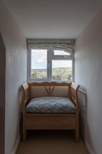 斯特劳德Traditional Cotswold Stone Peaceful Cottage with stunning views的一个小房间,窗户前设有一张床